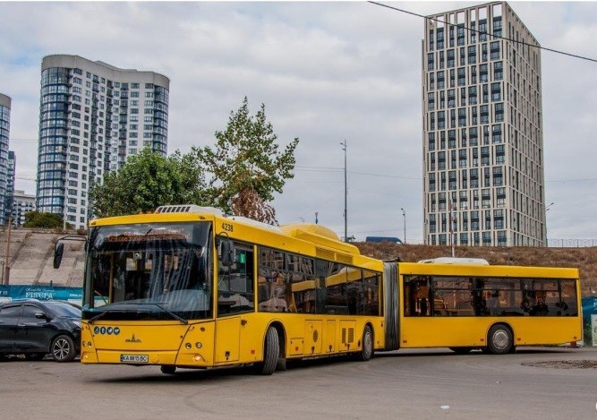 У Києві пропонують повернути міський автобус від метро “Славутич” до садових товариств