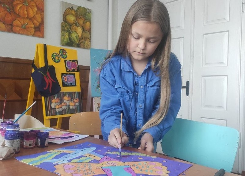 Малюнок дівчинки, за яким створили поштову марку  “Українська Мрія”, продали на аукціоні