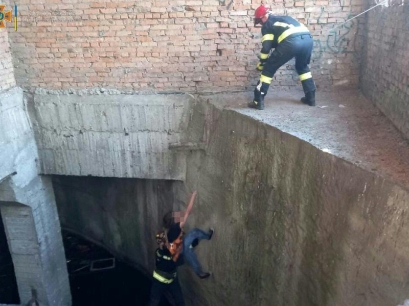 Народилась в сорочці. На Київщині із 5-метрової ями з водою врятували дівчинку