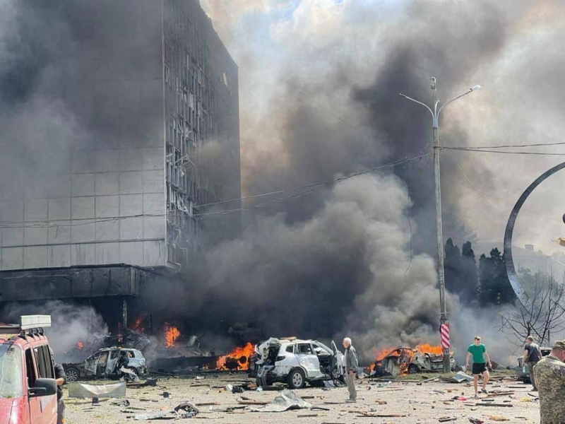 Терористи путіна атакували ракетами центр Вінниці. Є поранені і загиблі, у тому числі мала дитина