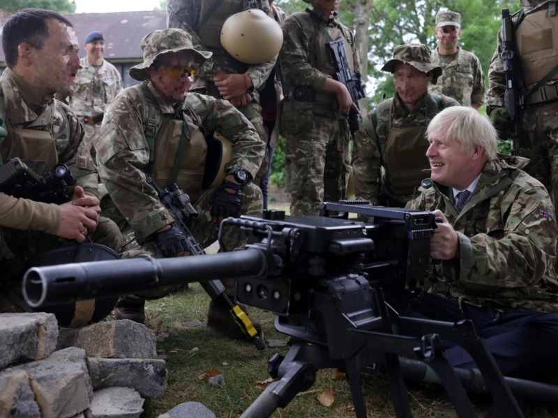 Борис Джонсон показав відео тренувань з українськими вояками