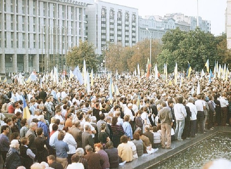 Історична подія: 32 роки тому над Київрадою підняли національний прапор