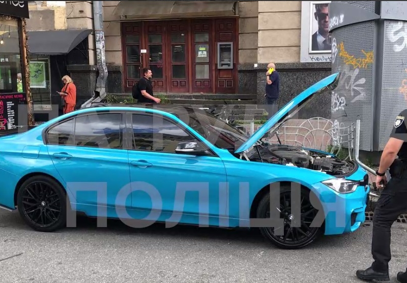 В центрі Києва “гонщик” на BMW вилетів з перехрестя прямо в огорожу (ВІДЕО)