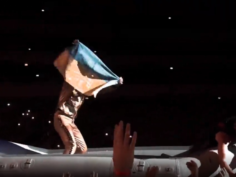 Гурт Rammstein на концерті у Варшаві підняв прапор України