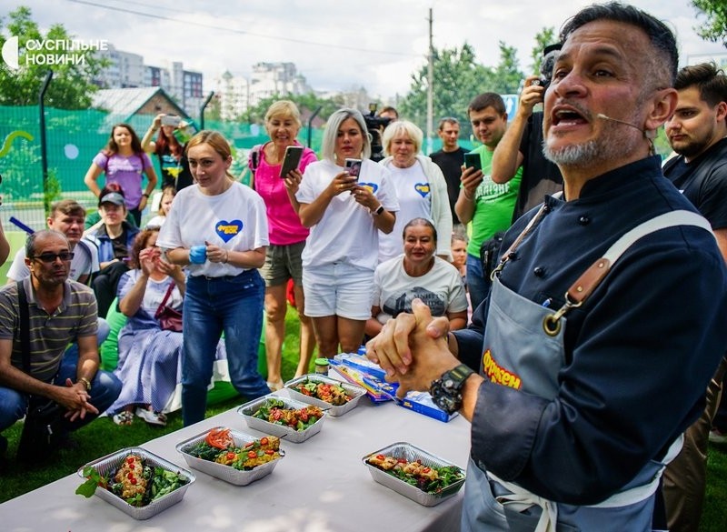 Шеф-кухар Ектор Хіменес-Браво влаштував пікнік у “Залізному містечку” в Ірпені (ФОТО)