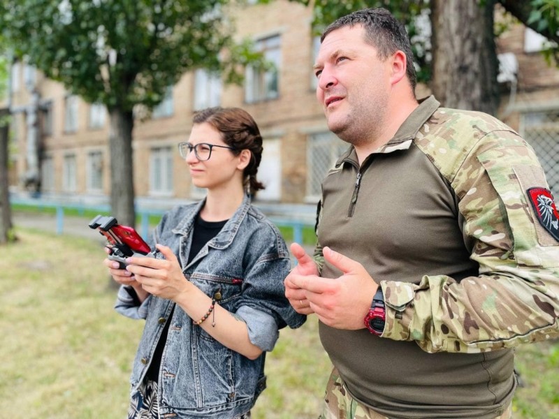 У столиці цивільних і військових вчать керувати дронами: вміння нищити російських окупантів знадобиться