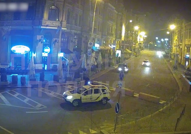 Тікав від поліцейських, протаранив BMW біля блокпоста – в центрі Києва ловили нетверезого водія (ВІДЕО)