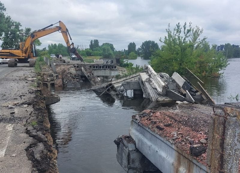 Під Києвом стартував ремонт мосту через річку Ірпінь, що вибухнув минулого тижня