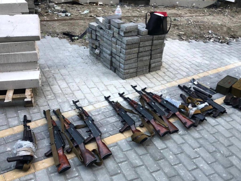 Продавали 11 автоматів Калашникова: торгівці зброєю видавали себе за правоохоронців