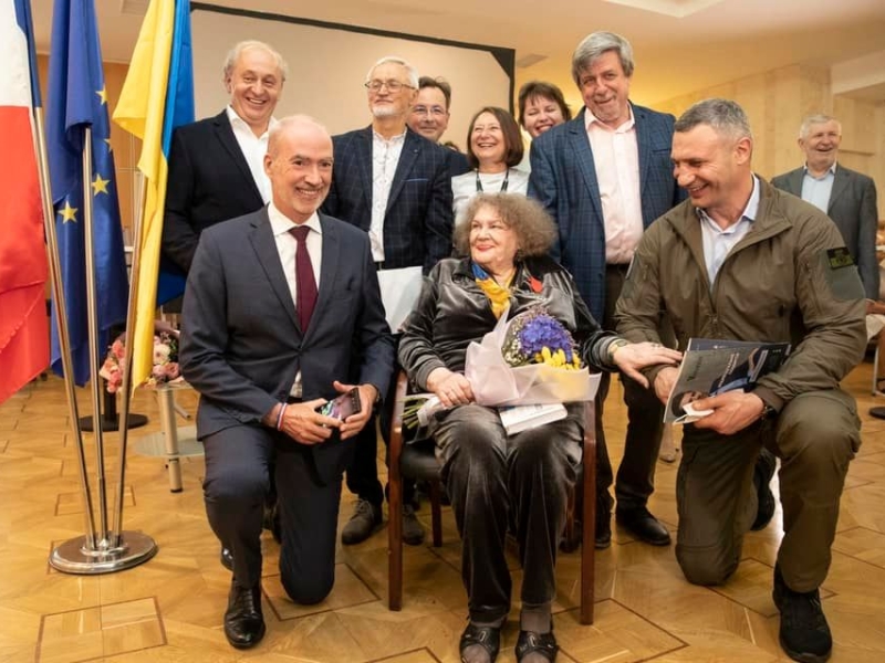 Ліна Костенко отримала найвищу нагороду Франції – Орден Почесного легіону