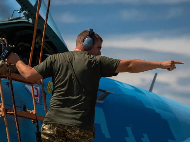 Українські пілоти так вправно бомблять окупантів, що ті не встигають засікти їх на радарах