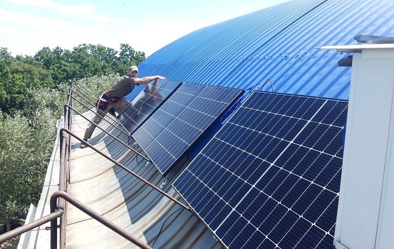 В Ірпені на даху поліклініки встановили сонячні панелі і павербанки