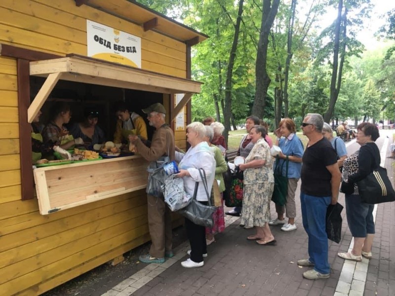Проєкт «Обід без бід», який годує пенсіонерів у Києві, шукає тих, хто зварить 36 літрів борщу