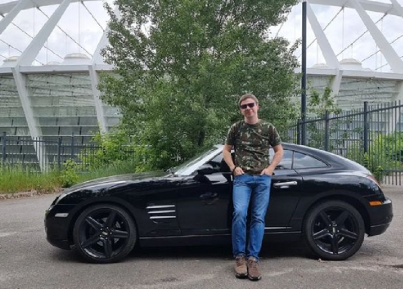 Гроші для ЗСУ: ведучий Комаров продав свій автомобіль за 1 млн грн