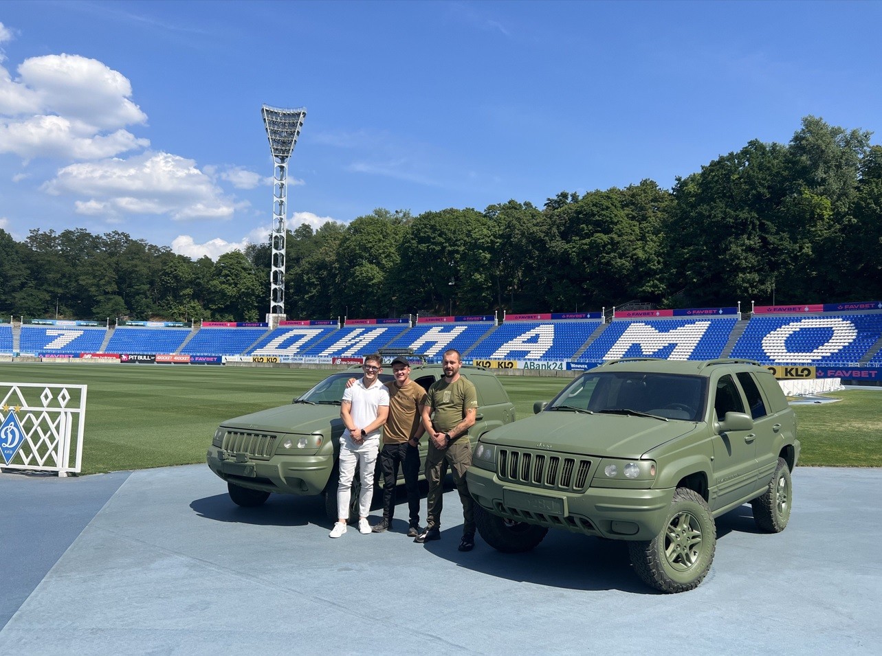 Динамо передало 2 автомобілі підрозділу, в якому воюють фанати клубу