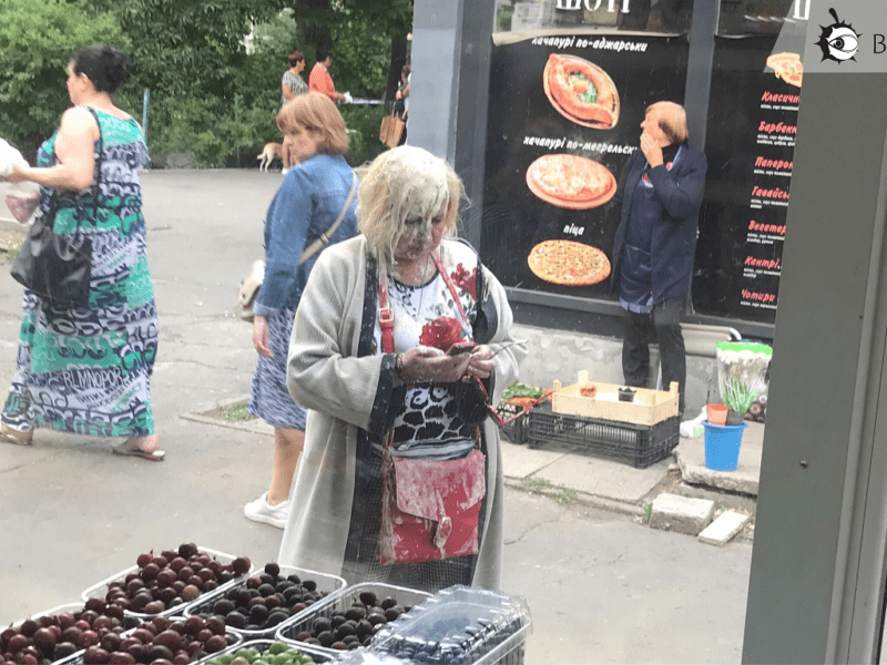 Прихильницю путіна у Києві “заспокоїли” відром з фарбою, а поліція врятувала від обуреного натовпу