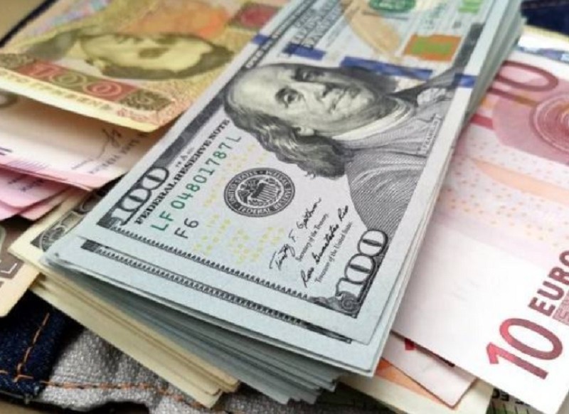Вже за 40-ок: долар та євро невпинно ростуть