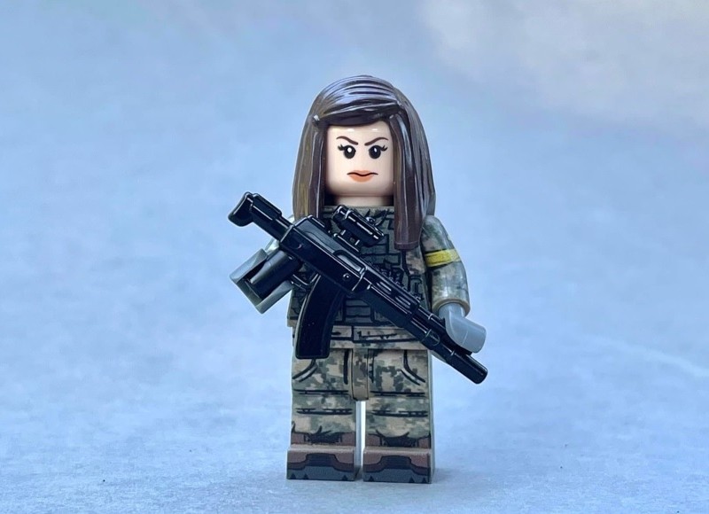 Військова парамедикиня та доброволиця ЗСУ стала фігуркою LEGO versions від The Brothers Brick