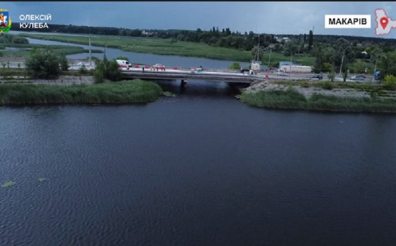 У Макарові відновлюють міст через річку Здвиж
