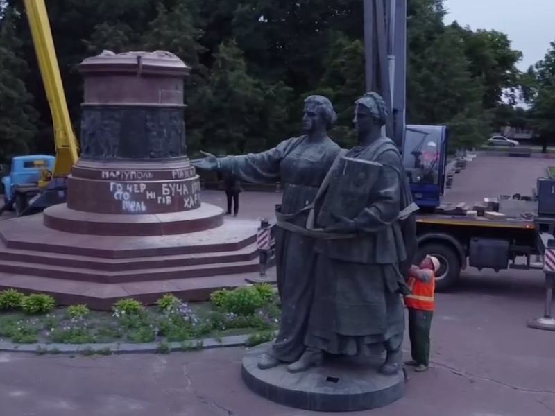 Що буде з монументом “дружби” України та Росії, який демонтували в Переяславі