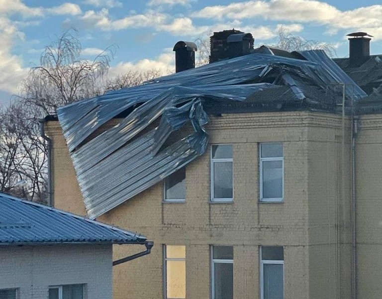 У Княжичах ремонтують дах школи, який злетів під час буревію