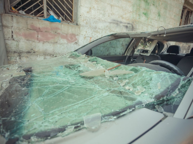 На Київщині підприємці безкоштовно забирають розбите скло з вікон і дверей