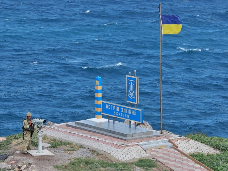 Зміїний наш! На острові встановили прапор України