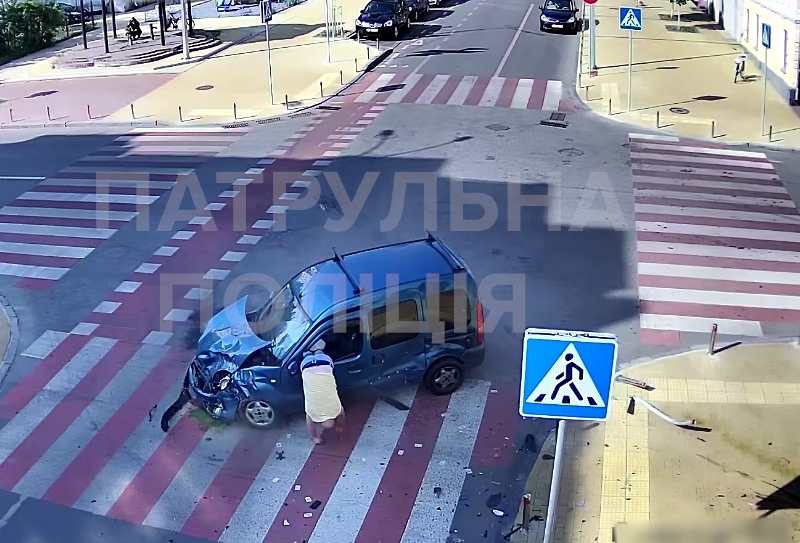 Водій вилетів від удару та повис у вікні автівки – відео ДТП на Подолі