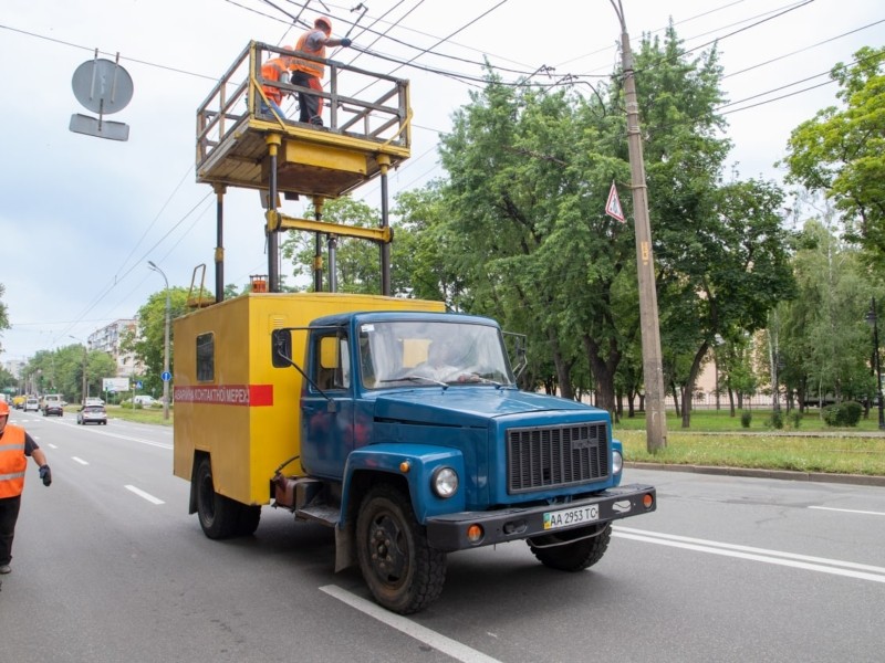 На Кирилівській відновлюють тролейбусну мережу, пошкоджену ракетним обстрілом