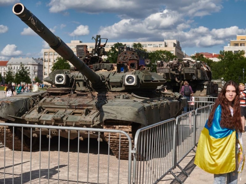 Російські танки знову в Празі, але спалені українськими воїнами (ФОТО)