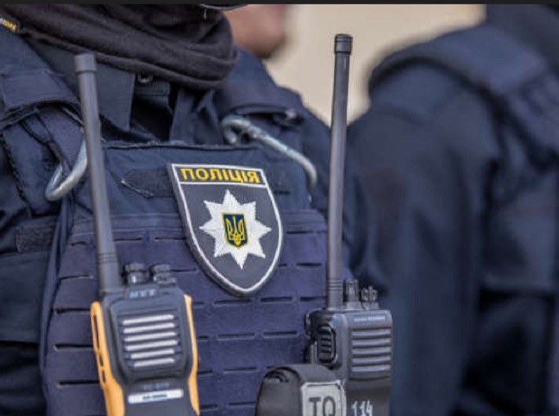 На Київщині поліцейські врятували хлопця, який хотів перерізати собі горло ножем