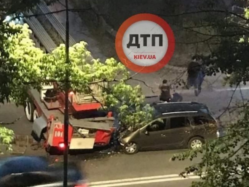 У Києві легковик на швидкості в’їхав в машину пожежників