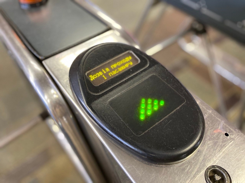 В метро Києва відновили оплату банківською карткою на турнікетах