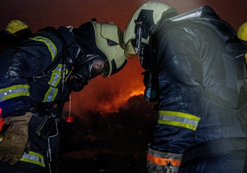 Рятувальники показали ліквідацію пожежі в адмінбудівлі поблизу “Видубичів”