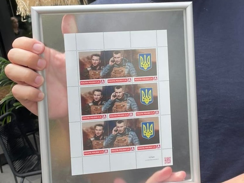 Подяка за “Байрактар”. Брати Клички зробили символічний подарунок польському журналісту за безпілотник для ЗСУ
