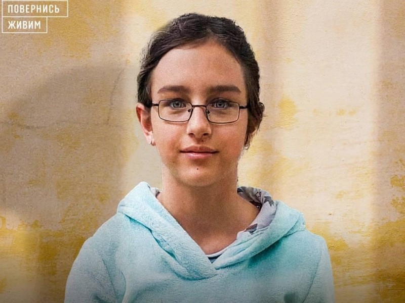 11-річна киянка продає чай і гарячі сосиски в тісті “Байрактар”, щоб допомогти ЗСУ