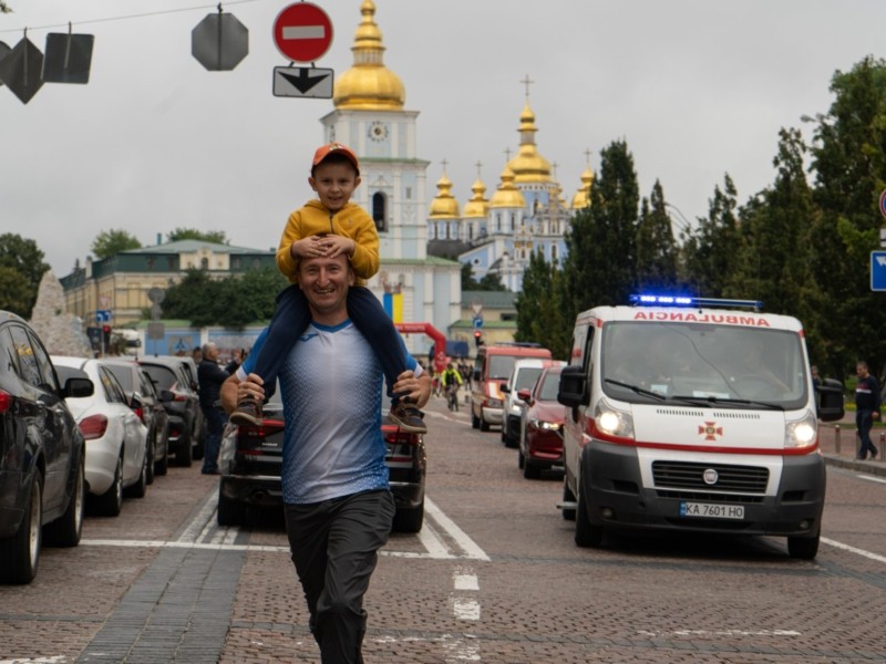 Рятувальник вирушив із Києва у 800-кілометровий пробіг до Варшави