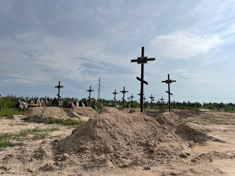 На цвинтарі у Бучі з’явились десятки свіжих могил з номерами: скільки загиблих залишились невідомими