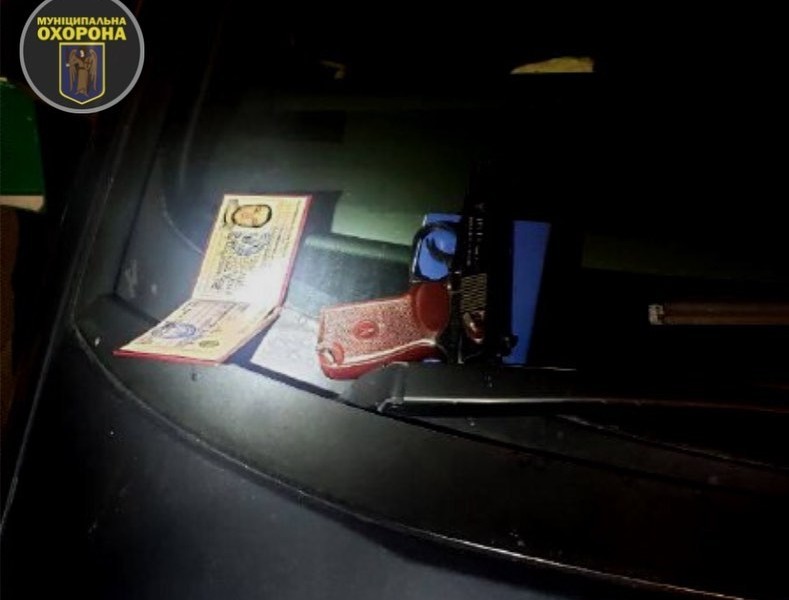 На Дарниці під час комендантської години виявили автівку з двома чоловіками “під кайфом” та зі зброєю