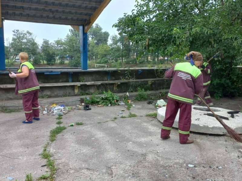Закинутий стадіон на Дарниці очистили від сміття, яке “навідпочивали” місцеві мешканці