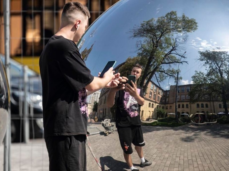 У Києві з’явиться новий арт-об’єкт – величезні дзеркальні краплини, які створювались для Харкова