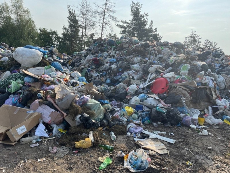 У Вишгороді виявили незаконне сміттєзвалище, з якого розтікалась невідома речовина