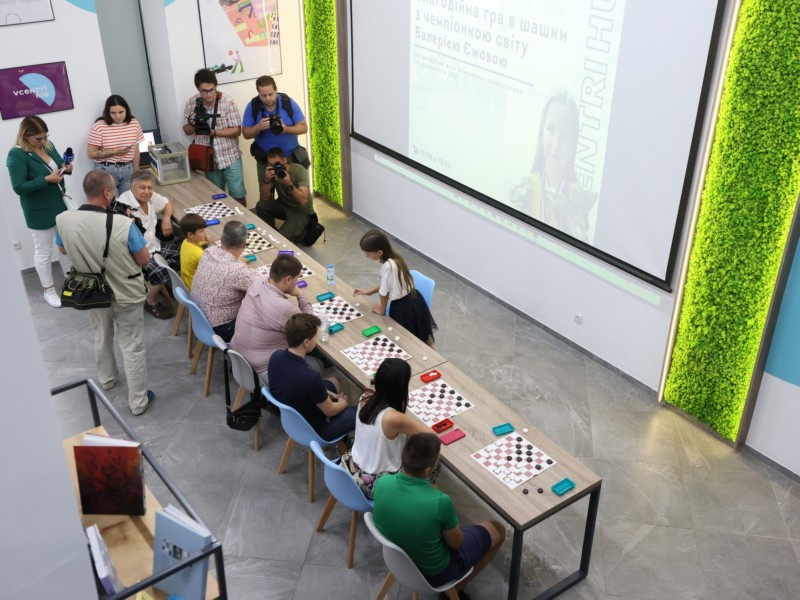 Гра в шашки за донати для ЗСУ: маленька чемпіонка провела у Києві волонтерський турнір