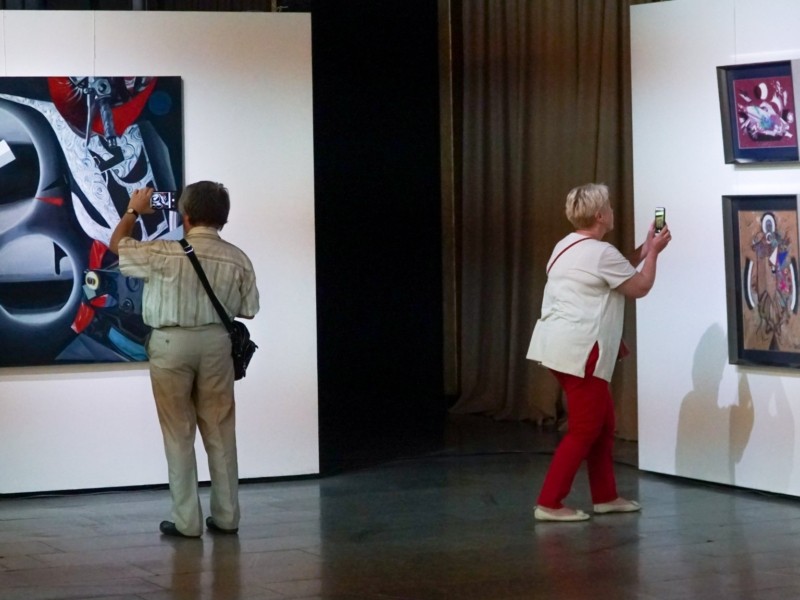 Про передчуття мовою живопису і графіки. У Києві відкрилась виставка творів Олександра Дубовика