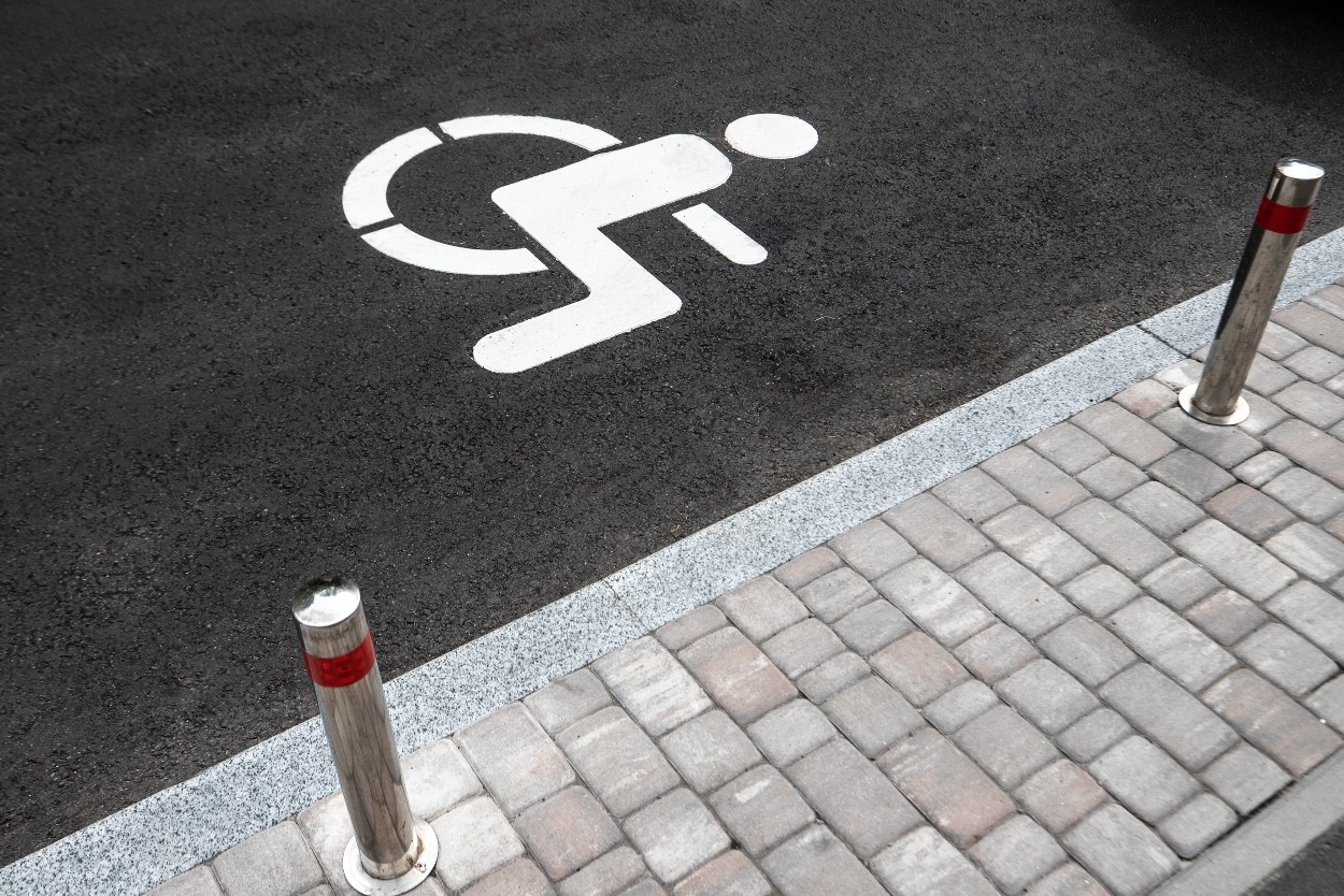 вулиця франка ремонт парковка для людей з інваліднівстю