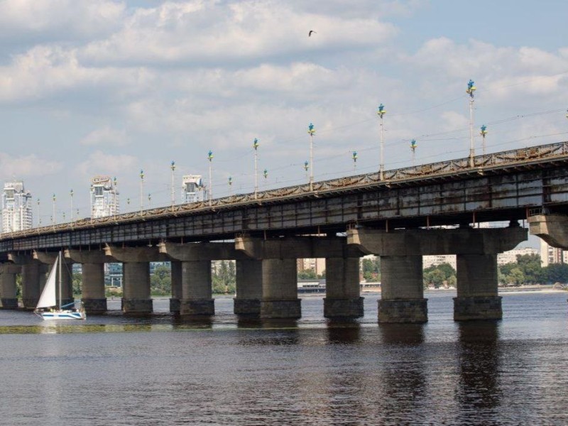 На мосту Патона знову помітили водоспад: комунальники пояснили його причину