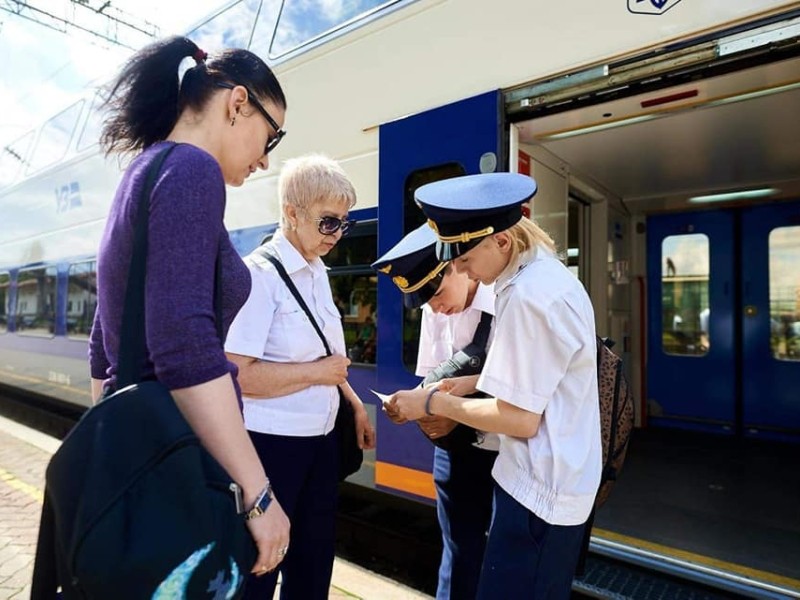 Вихованці дитячої залізниці спробували свої сили на “дорослому” маршруті електропоїзда Skoda