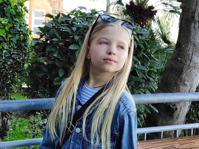 9-річна Саша з Бучі поїхала на протезування в США. Втрачену руку їй замінять хайтек-протезом із рухомими пальчиками