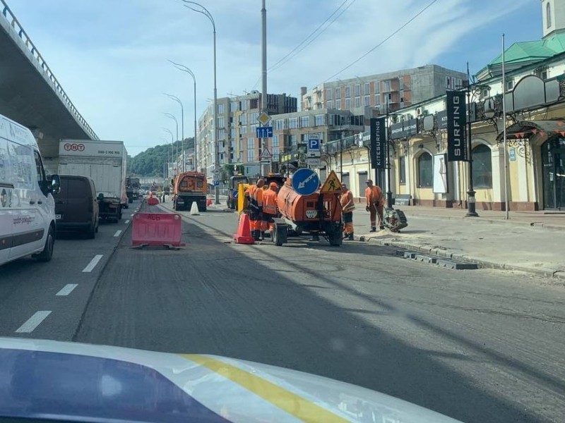 Обмеження руху на вулиці Набережно-Хрещатицькій триватимуть довше