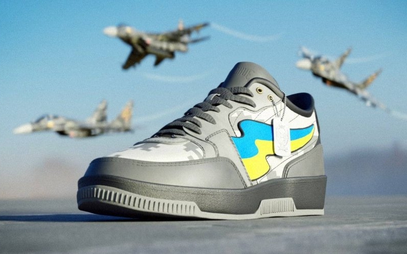 Українці створили кросівки на честь “Привида Києва”